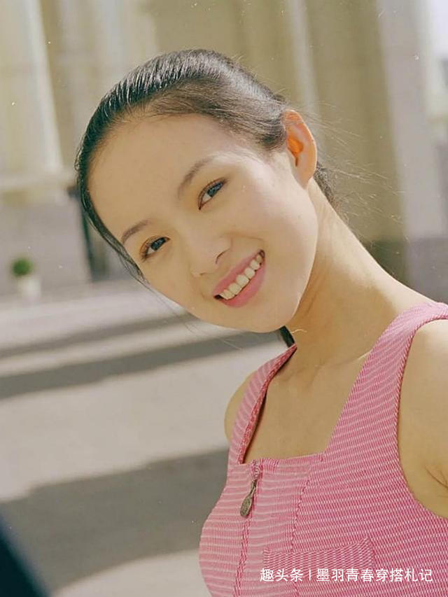 電影臉果真名不虛傳！章子怡「大學寫真」曝光，穿粉色連體短褲清純大方，氣質超群引人羨