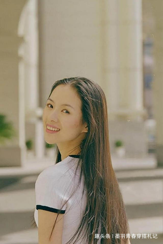 電影臉果真名不虛傳！章子怡「大學寫真」曝光，穿粉色連體短褲清純大方，氣質超群引人羨