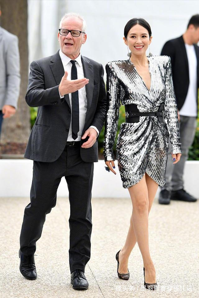 電影臉果真名不虛傳！章子怡「大學寫真」曝光，穿粉色連體短褲清純大方，氣質超群引人羨