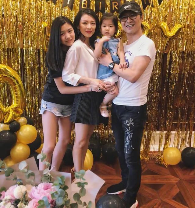 電影臉果真名不虛傳！章子怡「大學寫真」曝光，穿粉色連體短褲清純大方，氣質超群引人羨