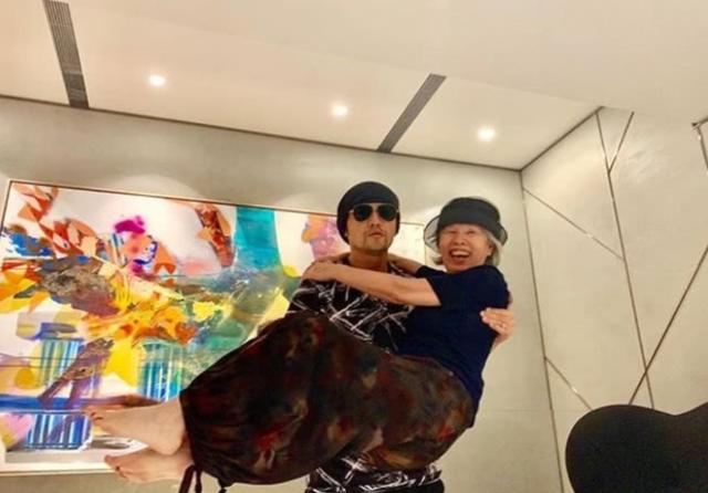 把媽媽寵成公主！周杰倫「公主抱葉惠美」甜喊：全天下最重要的人　婚後堅持與母同住「陪她做想做的事」報答養育恩
