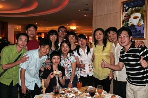 帶「100公斤妻子」參加同學聚會，遭全班人嘲笑，她脫掉外套後「接下來發生的一幕」讓大家傻住 