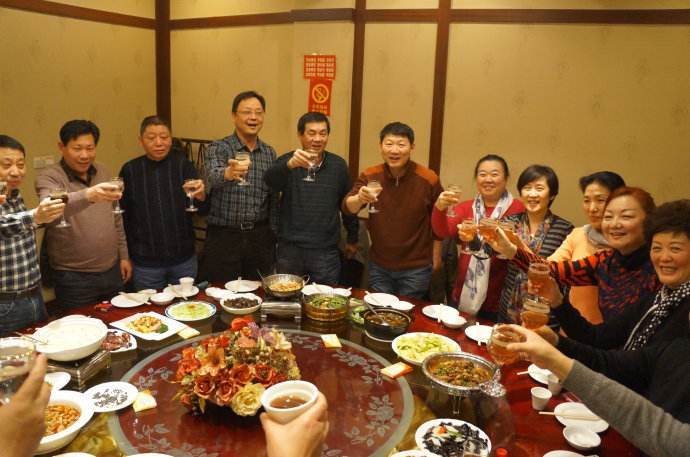 帶「100公斤妻子」參加同學聚會，遭全班人嘲笑，她脫掉外套後「接下來發生的一幕」讓大家傻住 