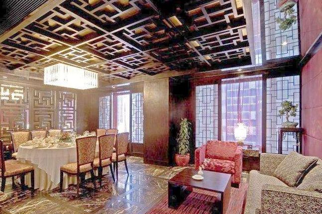 帶「100公斤妻子」參加同學聚會，遭全班人嘲笑，她脫掉外套後「接下來發生的一幕」讓大家傻住 