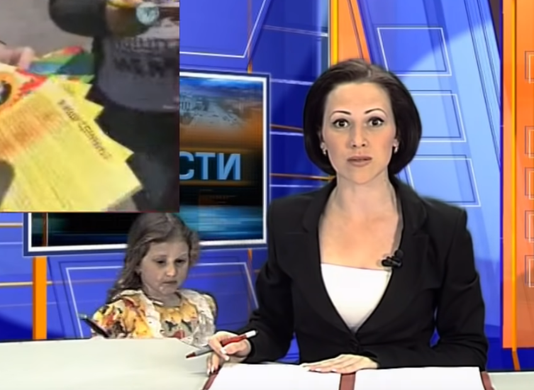 女主播報新聞「呆萌女兒突然亂入鏡頭」：馬麻妳有訊息！被推開「下秒無辜神情」觀眾融化：想多看幾眼