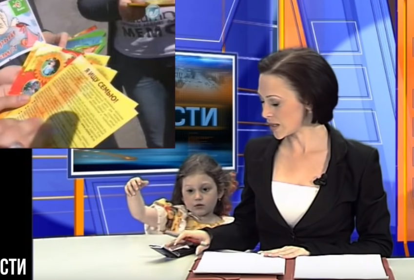 女主播報新聞「呆萌女兒突然亂入鏡頭」：馬麻妳有訊息！被推開「下秒無辜神情」觀眾融化：想多看幾眼