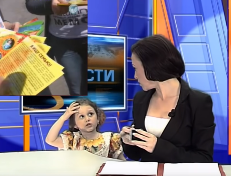 女主播報新聞「呆萌女兒突然亂入鏡頭」：馬麻妳有訊息！被推開「下秒無辜神情」觀眾融化：想多看幾眼