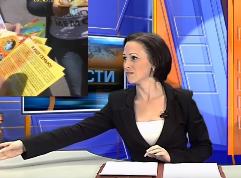 女主播報新聞「呆萌女兒突然亂入鏡頭」：馬麻妳有訊息！被推開「下秒無辜神情」觀眾融化：想多看幾眼