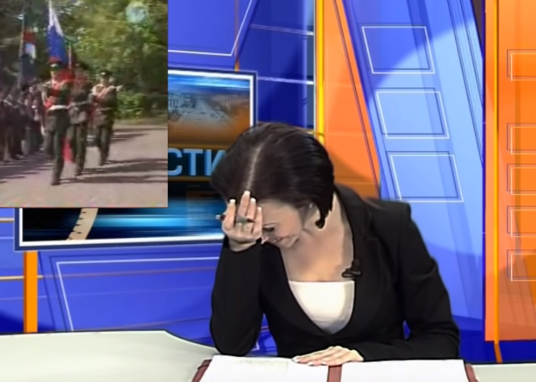 女主播報新聞「呆萌女兒突然亂入鏡頭」：馬麻妳有訊息！被推開「下秒無辜神情」觀眾融化：想多看幾眼