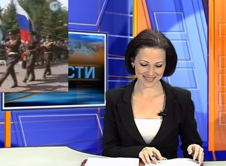 女主播報新聞「呆萌女兒突然亂入鏡頭」：馬麻妳有訊息！被推開「下秒無辜神情」觀眾融化：想多看幾眼