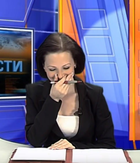 女主播報新聞「呆萌女兒突然亂入鏡頭」：馬麻妳有訊息！被推開「下秒無辜神情」觀眾融化：想多看幾眼