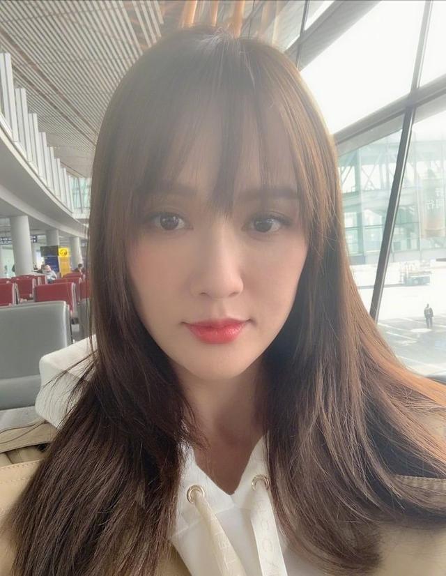 陳喬恩終於換髮型！「空氣瀏海飄仙氣」如20歲少女　與謝娜合照「白皙皮膚苗條身材」更顯青春凍齡