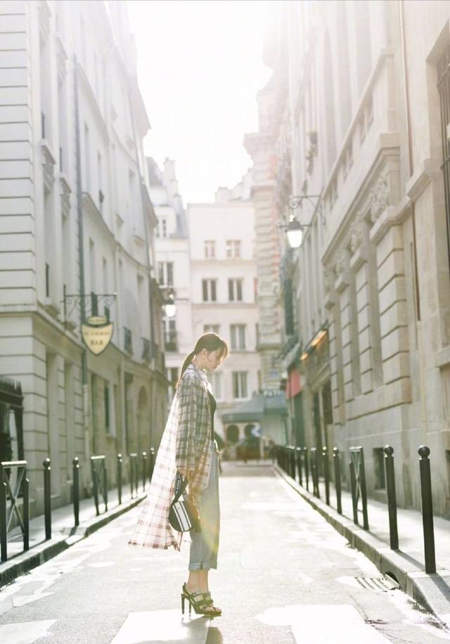 陳喬恩終於換髮型！「空氣瀏海飄仙氣」如20歲少女　與謝娜合照「白皙皮膚苗條身材」更顯青春凍齡