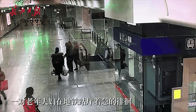 感動無所不在！地鐵上老夫妻「餓到發慌」無助流淚　年輕人二話不說「遞出自己的便當」：舉手之勞