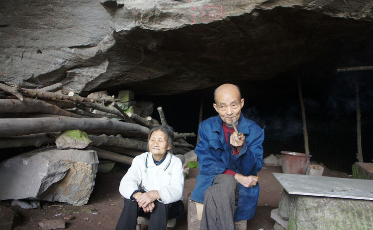 八旬老夫妻「隱居山洞56年」一生養育4孩子　種地織布做衣 「常有野獸敲門」 今子女富裕也不肯搬走