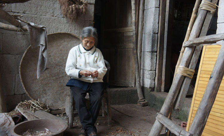 八旬老夫妻「隱居山洞56年」一生養育4孩子　種地織布做衣 「常有野獸敲門」 今子女富裕也不肯搬走