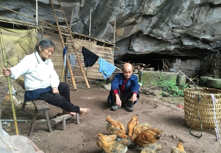 八旬老夫妻「隱居山洞56年」一生養育4孩子　種地織布做衣 「常有野獸敲門」 今子女富裕也不肯搬走