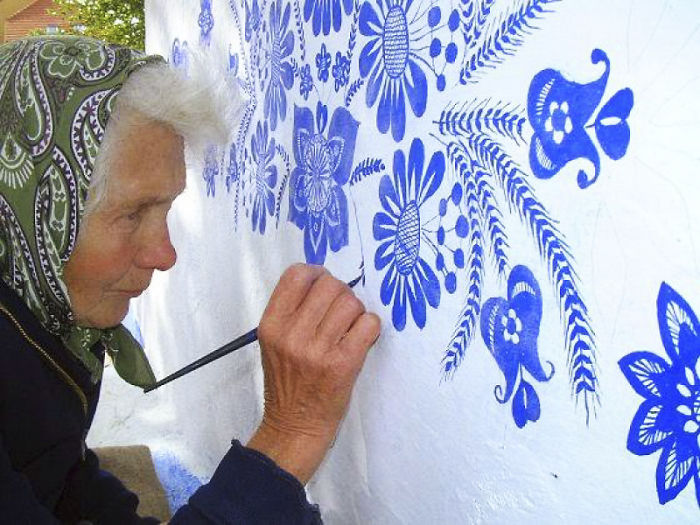 當她鄰居好幸福！90歲奶奶手繪「唯美精緻花草牆」太夢幻　無私奉獻「把整個小鎮當畫本」驚豔全村❤️