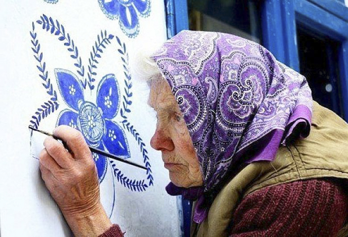 當她鄰居好幸福！90歲奶奶手繪「唯美精緻花草牆」太夢幻　無私奉獻「把整個小鎮當畫本」驚豔全村❤️