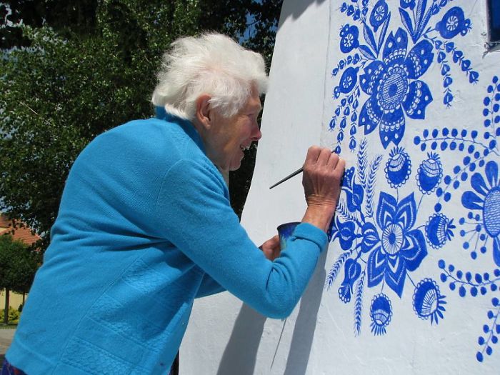 當她鄰居好幸福！90歲奶奶手繪「唯美精緻花草牆」太夢幻　無私奉獻「把整個小鎮當畫本」驚豔全村❤️
