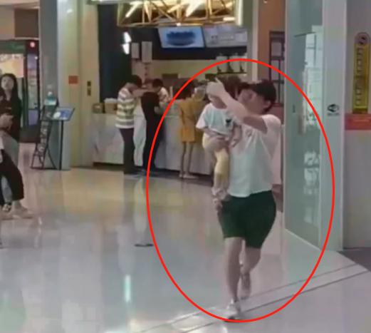 機智寶爸火了！爸爸「捂著女兒的眼睛」在商場狂奔引路人圍觀，「得知原因後」笑翻網友：又學到了一招