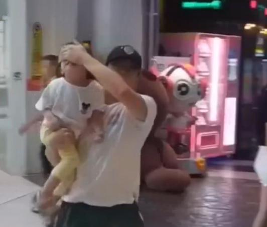 機智寶爸火了！爸爸「捂著女兒的眼睛」在商場狂奔引路人圍觀，「得知原因後」笑翻網友：又學到了一招