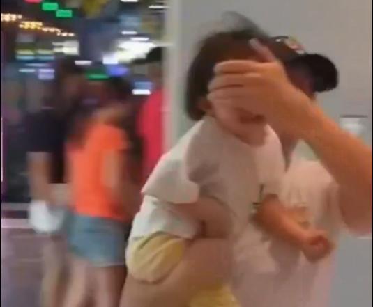 機智寶爸火了！爸爸「捂著女兒的眼睛」在商場狂奔引路人圍觀，「得知原因後」笑翻網友：又學到了一招