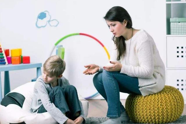 機智寶爸火了！爸爸「捂著女兒的眼睛」在商場狂奔引路人圍觀，「得知原因後」笑翻網友：又學到了一招