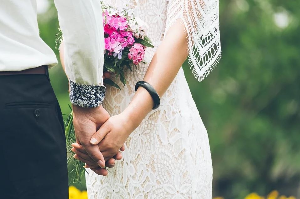 新婚7天就出差！太想念老婆「當晚甜蜜熱線」聽到很多人聲　岳父衝去閨房「驚見數道黑影」臉色鐵青