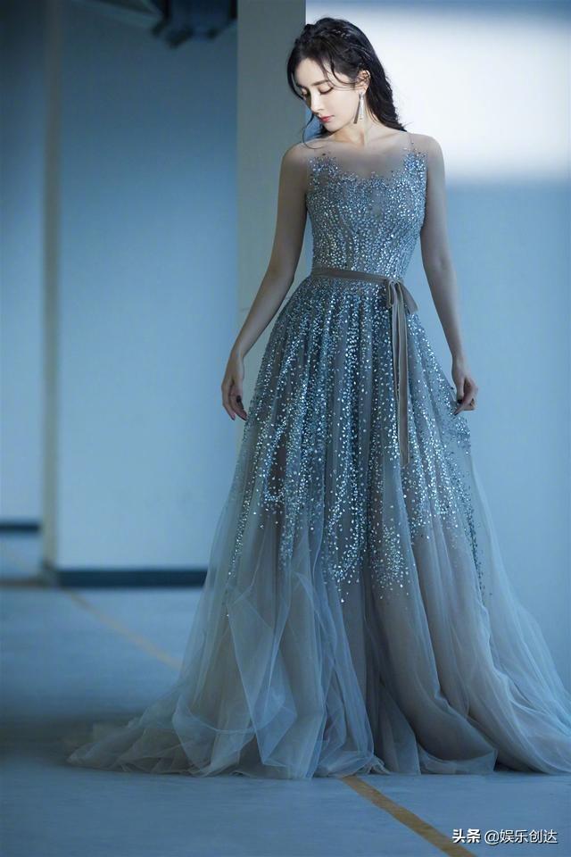 當紅四大女神罕見同台鬥豔！baby、楊冪精緻甜美，佟麗婭大秀美背，劉亦菲「一襲繁花公主裙」閃耀全場