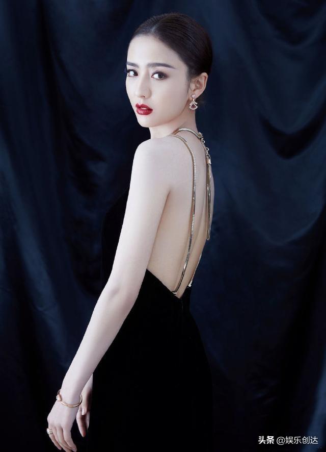 當紅四大女神罕見同台鬥豔！baby、楊冪精緻甜美，佟麗婭大秀美背，劉亦菲「一襲繁花公主裙」閃耀全場