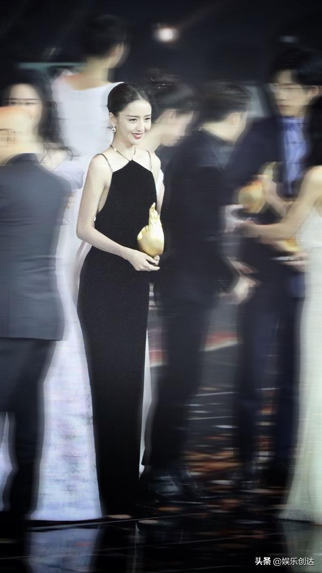 當紅四大女神罕見同台鬥豔！baby、楊冪精緻甜美，佟麗婭大秀美背，劉亦菲「一襲繁花公主裙」閃耀全場