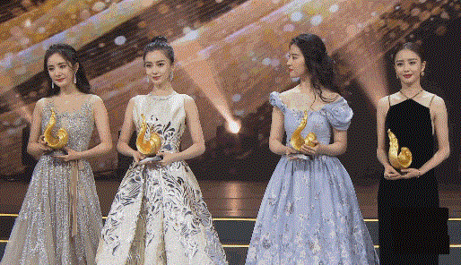 當紅四大女神罕見同台鬥豔！baby、楊冪精緻甜美，佟麗婭大秀美背，劉亦菲「一襲繁花公主裙」閃耀全場