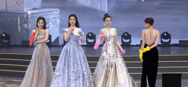 當紅四大女神罕見同台鬥豔！baby、楊冪精緻甜美，佟麗婭大秀美背，劉亦菲「一襲繁花公主裙」閃耀全場