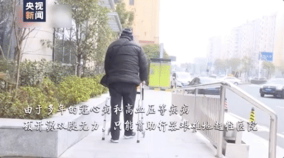 87歲老爺爺行動不便「天天往返醫院照顧老伴」　「開心為妻擦唇膏」：你在一天我陪一天