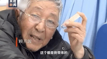 87歲老爺爺行動不便「天天往返醫院照顧老伴」　「開心為妻擦唇膏」：你在一天我陪一天