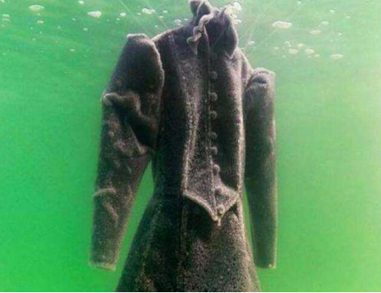 男子把衣服「泡進」海裡，1年後再「撈出」晶瑩又剔透，意外成了43萬的天價收藏品