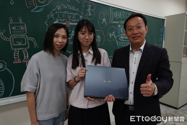 靠補助生活12年！單親女學生「窮到與母共吃一碗飯」奮發向上　金榜題名「不辜負養育之恩」感動喊：換我照顧你