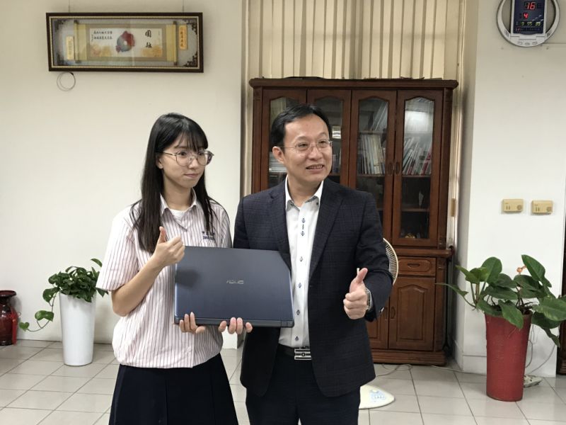 靠補助生活12年！單親女學生「窮到與母共吃一碗飯」奮發向上　金榜題名「不辜負養育之恩」感動喊：換我照顧你