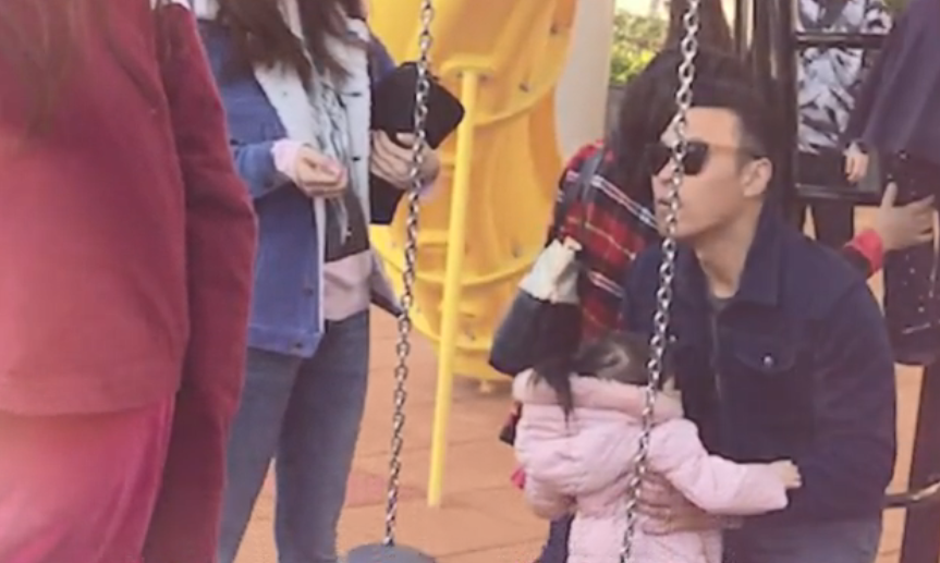 熊黛林偕夫「低調戴口罩墨鏡」帶女兒出門踏青 雙胞胎「身穿粉色外套」萌翻天