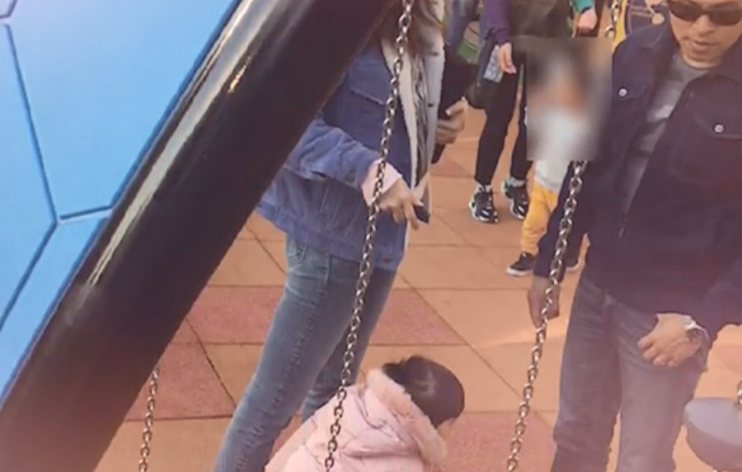 熊黛林偕夫「低調戴口罩墨鏡」帶女兒出門踏青 雙胞胎「身穿粉色外套」萌翻天