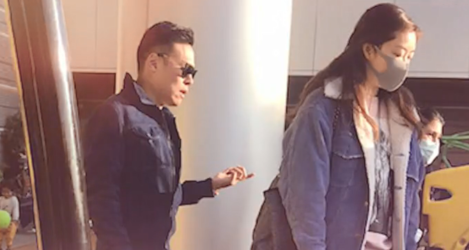 熊黛林偕夫「低調戴口罩墨鏡」帶女兒出門踏青 雙胞胎「身穿粉色外套」萌翻天