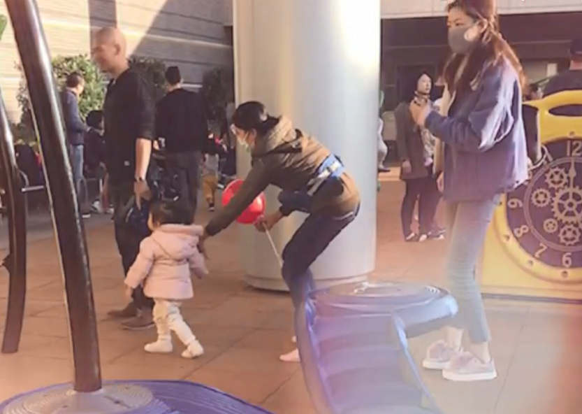 熊黛林偕夫「低調戴口罩墨鏡」帶女兒出門踏青 雙胞胎「身穿粉色外套」萌翻天