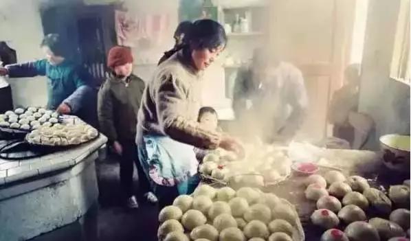 小時候的過年，才是過年！大魚大肉「團圓飯限定」滿心期待　一年「只買一次衣服」捨不得穿