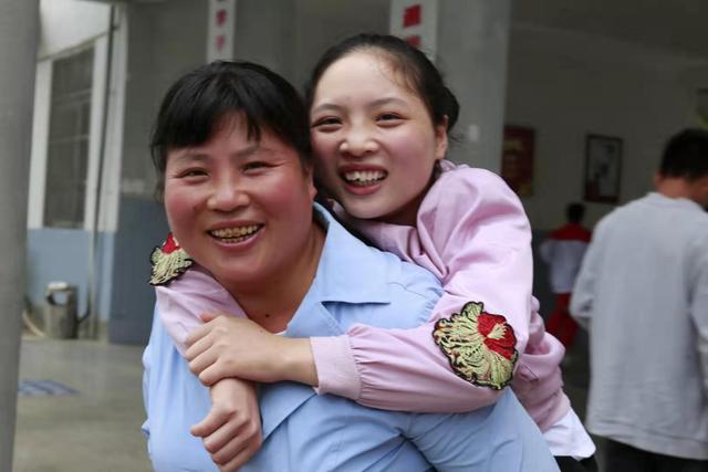 一揹就是14年！女孩6歲無法行走「趴媽媽背上求學」　立志扭轉命運「高分上頂尖大學」回報母愛