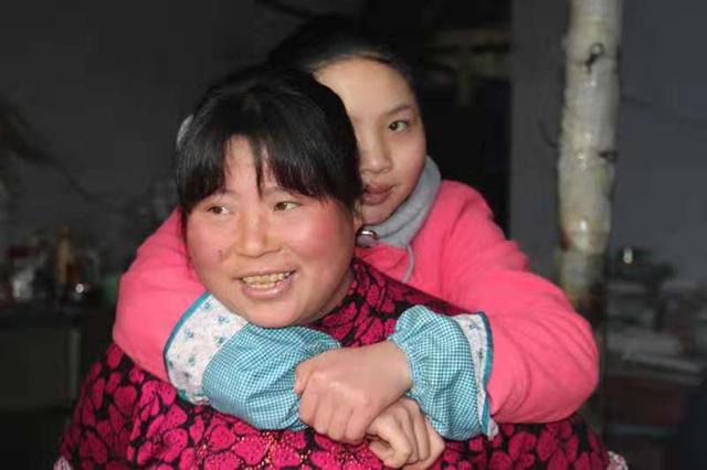 一揹就是14年！女孩6歲無法行走「趴媽媽背上求學」　立志扭轉命運「高分上頂尖大學」回報母愛