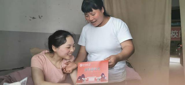 一揹就是14年！女孩6歲無法行走「趴媽媽背上求學」　立志扭轉命運「高分上頂尖大學」回報母愛