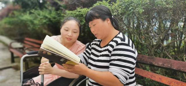 一揹就是14年！女孩6歲無法行走「趴媽媽背上求學」　立志扭轉命運「高分上頂尖大學」回報母愛