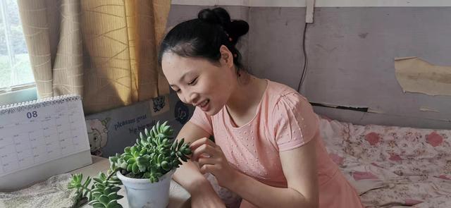 一揹就是14年！女孩6歲無法行走「趴媽媽背上求學」　立志扭轉命運「高分上頂尖大學」回報母愛