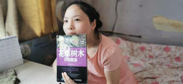 一揹就是14年！女孩6歲無法行走「趴媽媽背上求學」　立志扭轉命運「高分上頂尖大學」回報母愛